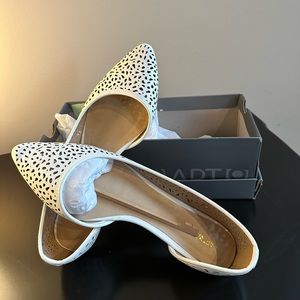 APT .9 W size 10 white lace flats